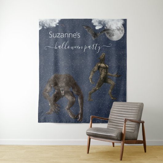 巨大な満月が空に浮かぶ、真っ暗な夜の森。そこに、大小さまざまな魔物たちが集まり、ハロウィンパーティー タペストリー (インサイチュ)