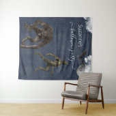 巨大な満月が空に浮かぶ、真っ暗な夜の森。そこに、大小さまざまな魔物たちが集まり、ハロウィンパーティー タペストリー (インサイチュ(横))