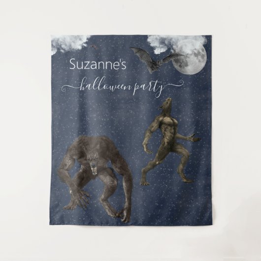 巨大な満月が空に浮かぶ、真っ暗な夜の森。そこに、大小さまざまな魔物たちが集まり、ハロウィンパーティー タペストリー (正面)