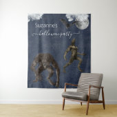 巨大な満月と不気味な森のシルエットが特徴のハロウィン・パーティーの背景 タペストリー (インサイチュ)