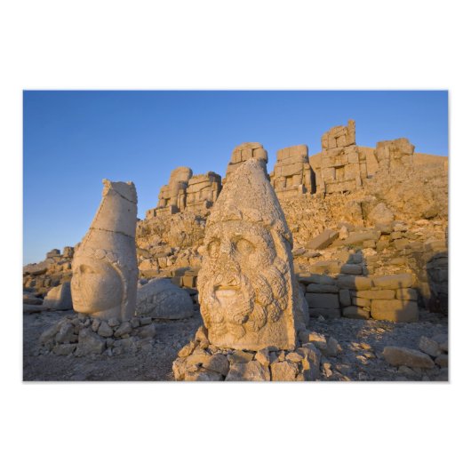 巨大な神々の頭の像を守る フォトプリント            (正面)