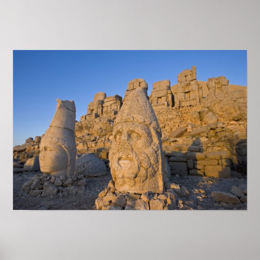 巨大な神々の頭の像を守る ポスター (正面)