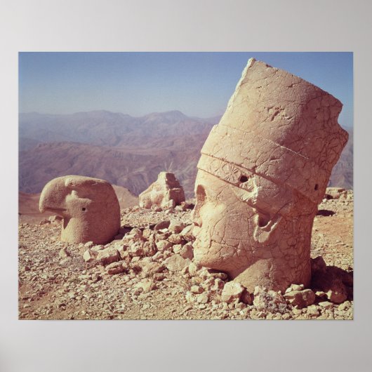 巨大な頭とワシの景色 ポスター (正面)