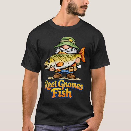巨大な魚を釣るノーム - 面白い釣り好きのノーム Tシャツ (正面)