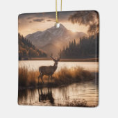 巨大な鹿が山上の湖に セラミックオーナメント (左)