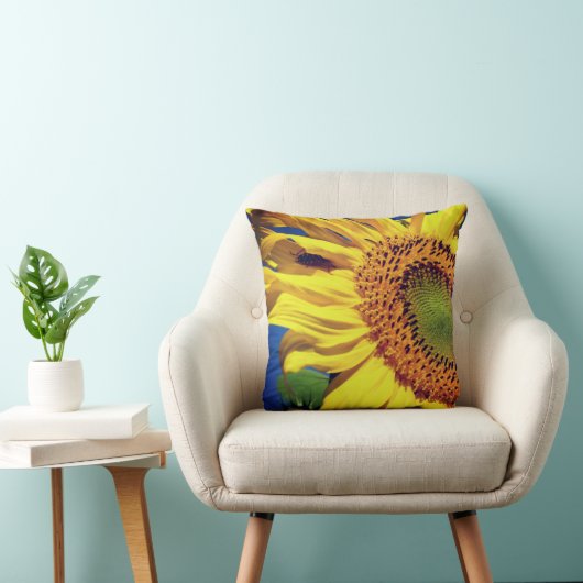 巨大な黄色のひまわりと昆虫の友人 クッション (椅子)