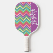 巨大カラフルパステルシェブロン模様 – スクリプト名 ピックルボールラケット (正面)