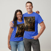 巨大スパイダーモンスターの隣に立つ老人 Tシャツ (ユニセックス)