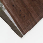 巨大セコイアの下の霧の朝と春の雪 フリースブランケット (角)