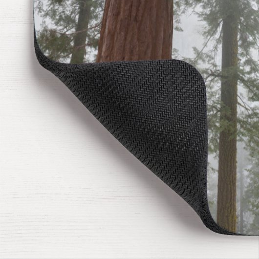 巨大セコイアの下の霧の朝と春の雪 マウスパッド (コーナー)