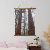 巨大セコイアの下の霧の朝と春の雪 吊り下げ型タペストリー (寝室)