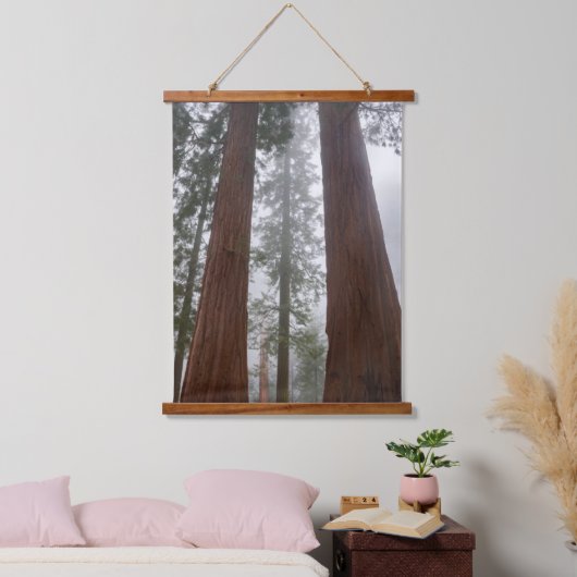 巨大セコイアの下の霧の朝と春の雪 吊り下げ型タペストリー (寝室)