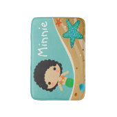 巻き毛の黒髪を搭載する緑の人魚は個人化なります バスマット (正面縦)