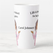 巻き毛、人生は短すぎます。 カフェラテマグ (正面)