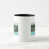 市と汽船の水辺の眺め マグカップ (中央)