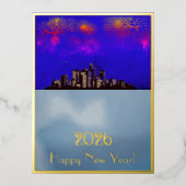 市の上で新年の黄金の花火 箔シーズンポストカード (正面)