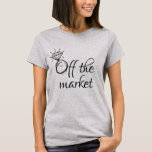 市場おもしろいから外れる花嫁 Tシャツ<br><div class="desc">ミニマおもしろいリストのスタイルTシャツで巨大なダイヤモンドリングを持つOFF THE MARKET。</div>