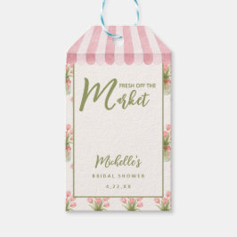 市場から届いたばかりのピンクの花のフレッシュなリボン ギフトタグ