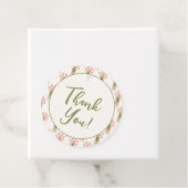 市場から届いたばかりのフレッシュなピンクの花を飾った華やかなブライダルシャワー フェイバータグ (インサイチュ)