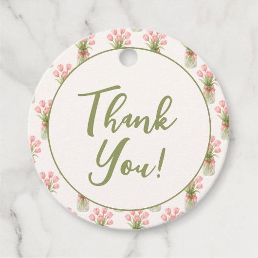 市場から届いたばかりのフレッシュなピンクの花を飾った華やかなブライダルシャワー フェイバータグ (正面)