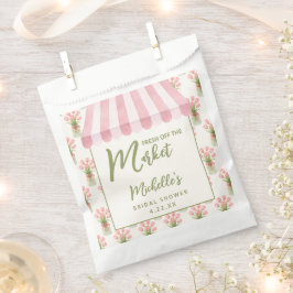 市場から届いたばかりのフレッシュなピンクの花を飾った華やかなブライダルシャワー フェイバーバッグ