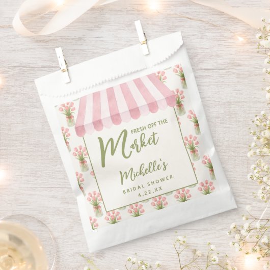 市場から届いたばかりのフレッシュなピンクの花を飾った華やかなブライダルシャワー フェイバーバッグ (クリップ留めされた状態)
