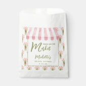 市場から届いたばかりのフレッシュなピンクの花を飾った華やかなブライダルシャワー フェイバーバッグ (正面)