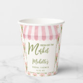 市場から届いたばかりのフレッシュなピンクの花を飾った華やかなブライダルシャワー 紙コップ (正面)