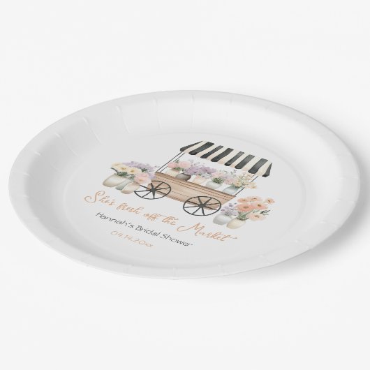 市場から届いたばかりの花を飾ったブライダルシャワー ペーパープレート (アングル)