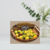 市場でレモンイタリアンのウィッカーバスケット ポストカード (スタンド正面)