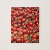 市場の屋台の上のトマトの大きな作物 ジグソーパズル (縦)