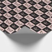 市松模様にベビーピンクと黒の蝶のパターン ラッピングペーパー (角)