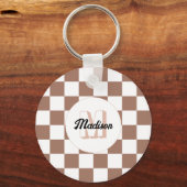 市松模様に茶の茶色の白レトロモノグラム キーホルダー (正面)