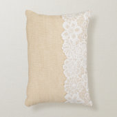 布の上に白いレースデザイン。 アクセントクッション (正面(垂直))