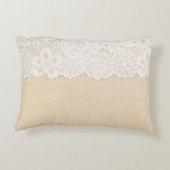 布の上に白いレースデザイン。 アクセントクッション (裏面)