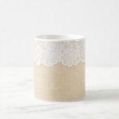 布の上に白いレースデザイン。 コーヒーマグカップ (中央)