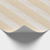 布の上に白いレースデザイン。 ラッピングペーパー (角)