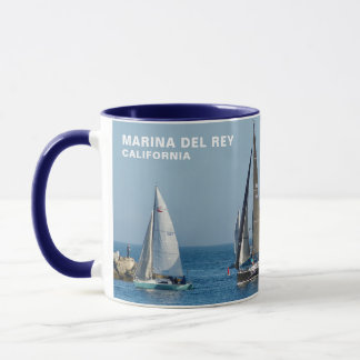 帆船が水路に入る。カリフォルニア州マリーナデルレイ マグカップ