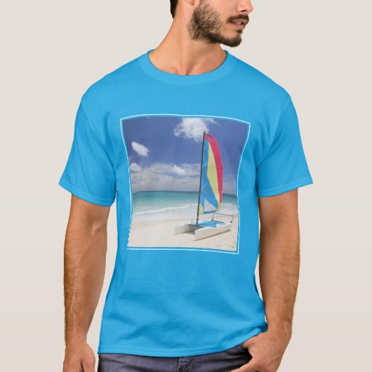 帆船とのビーチの眺め Tシャツ (正面)