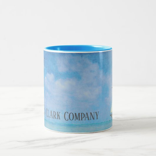 帆船とカモメの名の付いた灯台 ツートーンマグカップ (中央)