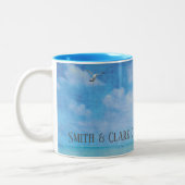 帆船とカモメの名の付いた灯台 ツートーンマグカップ (左)