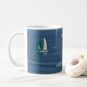 帆船カラフルが海で航行する コーヒーマグカップ