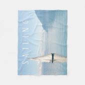 帆船カームブルーレイク&ブルースカイホワイト文字 フリースブランケット (正面)