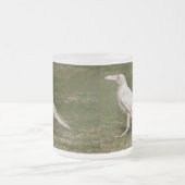 希少な白いカラスの野生生物写真 フロストグラスマグカップ (中央)