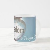 希望が公式の自由のマグを飛ばすように フロストグラスマグカップ (正面右)