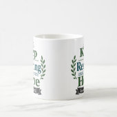 希望に向かって手を伸ばし続けよう 聖書の言葉の引用 コーヒーマグカップ (中央)