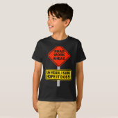 希望のつるは道を行く 前方の道路工事 Meme Tシャツ (正面フル)