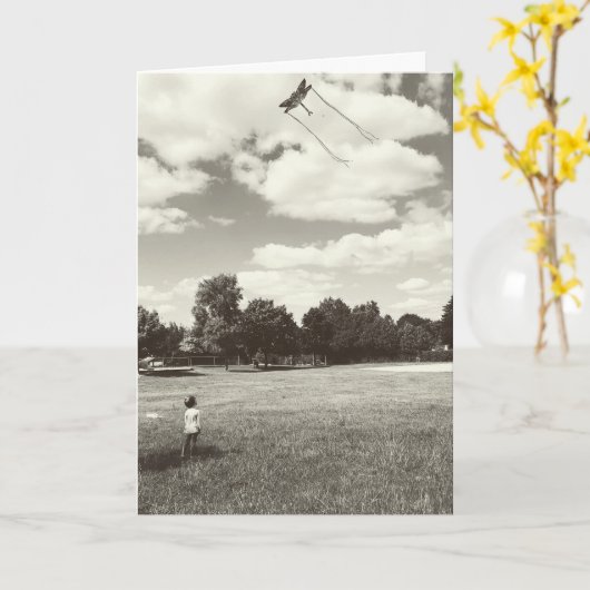 希望のインスピレーション 子供 凧を飛ばす 晴れた日 カード (黄色い花)