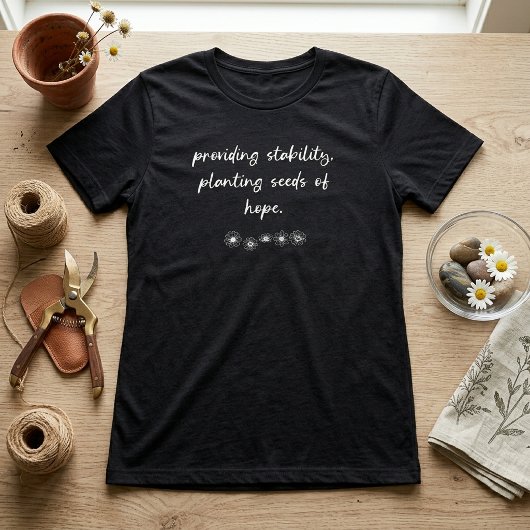 希望の種を植える 安定をもたらす Tシャツ