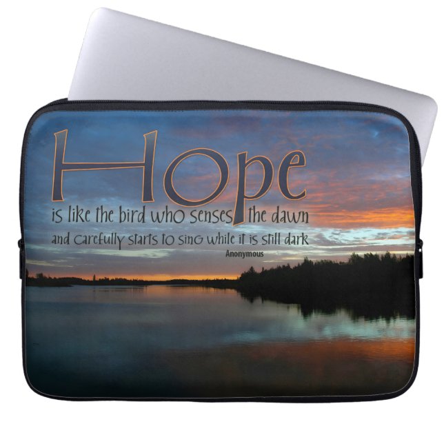 希望は鳥のよう感動的引用文 ラップトップスリーブ (正面)